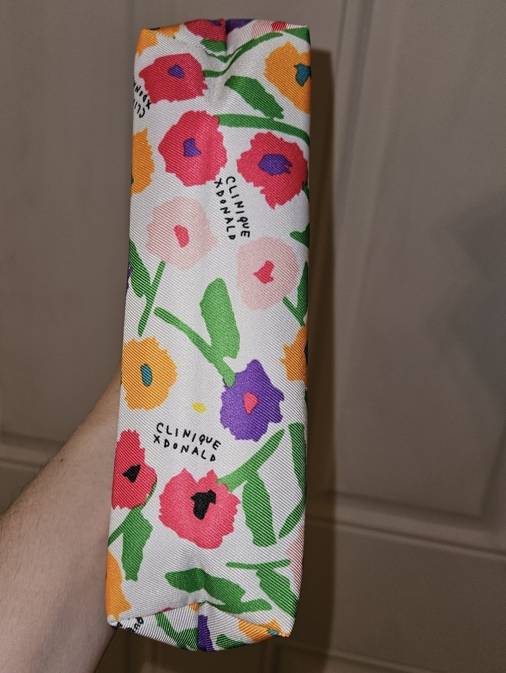 Clinique Reversible Floral Tote + A Cosmetic Bag - Picture 14 of 17